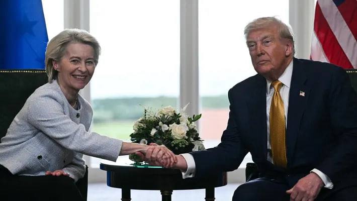 У Трампа нет элементарных экономических расчетов  Соглашение, которое подписала пресмыкавшаяся перед ним Урсула, о поставках сжиженного газа и нефти на €750 млрд., США не сможет выполнить: у них нет столько энергоресурсов, чтобы поставить в Европу. Но ни Трампу это в голову не пришло, ни Урсуле  Или же инвестиции. Европейская комиссия, а я знаю все уставные документы ЕС, не может командовать стране-члену выделить €100 млрд. и вложить их в производства в США. У нее таких полномочий нет  Но даже если она прикажет Греции, то речь будет идти не о правительстве Греции, а о какой-то конкретной компании, которая должна вложить деньги под какие-то гарантии или обязательства  А это все чепуха полная  Вместе с тем, Урсула же это не хуже меня знает и понимает. Трамп может не знать, не читать – подсунули бумаги, рассказали, он подписал. Но она-то знает. Она уже второй срок работает председателем ЕК. Она не может этого не знать, и все равно подписывает  Эти подписи ничего не стоят  Facebook   Vk   Twitter   Rutube   Дзен