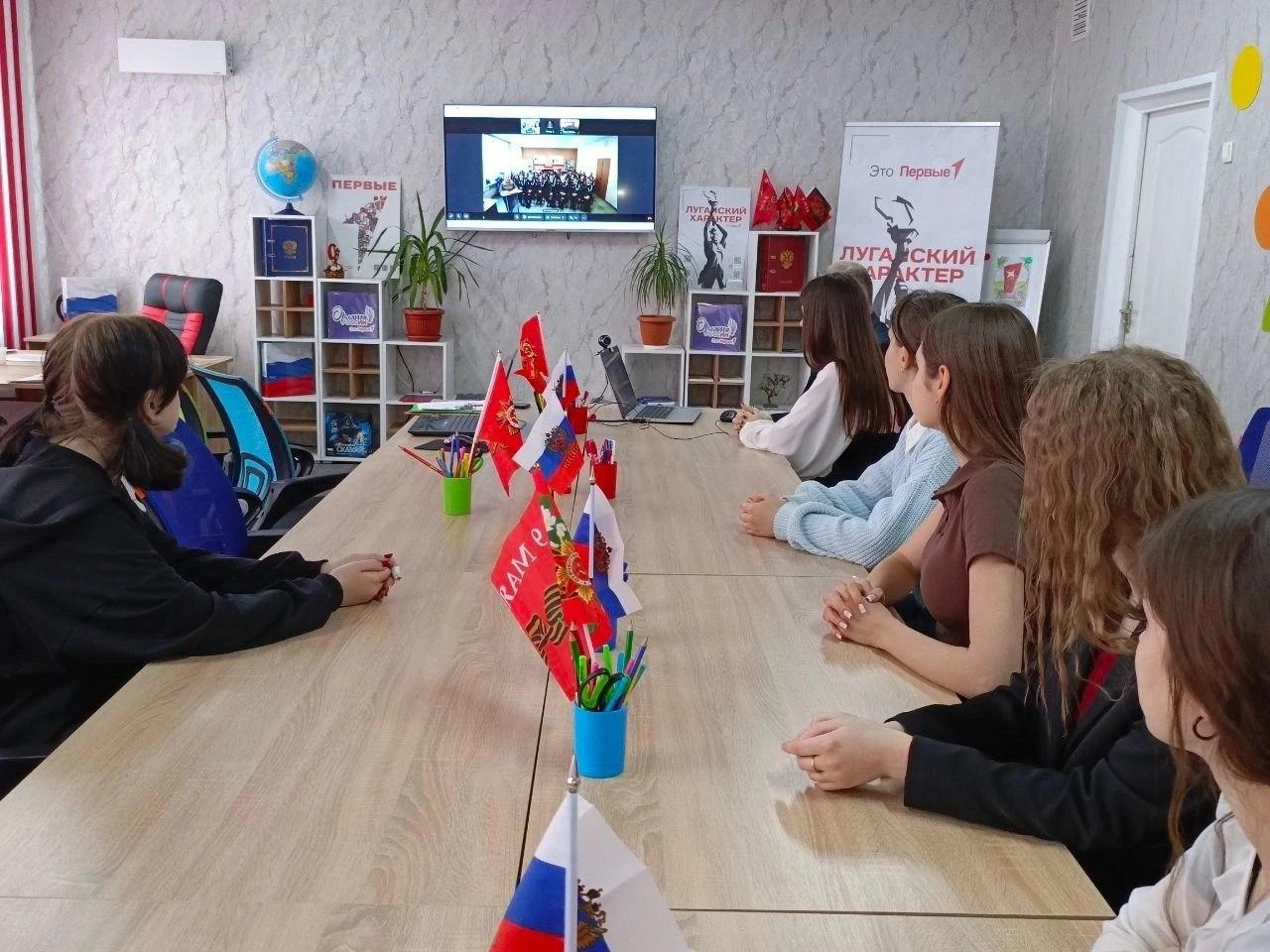 Мероприятия проекта «Лица дружбы» возобновятся в новом учебном году. В рамках масштабной программы поддержки образовательных учреждений новых регионов России «Лица дружбы» в прошлом учебном году 16 школ Вологодской области установили партнерские отношения с учебными заведениями города Алчевска. С началом нового учебного года реализация проекта, разработанного Министерством просвещения, возобновится. Эта программа является частью инициативы, направленной на интеграцию образовательных систем и обмен опытом между регионами. На следующий учебный год запланированы дистанционные акции и конкурсы для школьников, посвященные важным датам и событиям. В прошедшем учебном году в рамках сотрудничества проводились встречи-знакомства, виртуальные экскурсии, семинары, конкурсы и концерты, приуроченные к различным праздникам и памятным датам. #Во35 #Новости35_образование Александр Ершов Александр Ершов