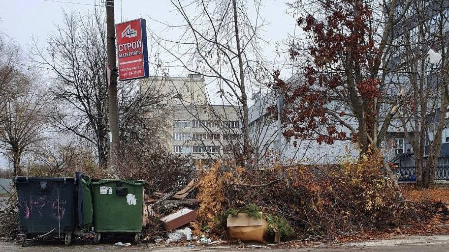 Замглавы Владимира оштрафовали за плохой вывоз мусора  Так, часть контейнерных площадок на улицах Солнечная, Красная, Героя Кутузова, Добролюбова, Пушкарская, Садовая, Сосенская не имела твердого покрытия с уклоном для отведения талых вод, а также ограждения. Прилегающая территория была захламлена крупногабаритными отходами и ветками.  К началу года объем стихийных свалок оценивался приблизительно в 6 тыс. кубических метров. Для их вывоза 1 апреля был заключен контракт с ООО «УНР». Однако компания вывезла не весь мусор.   До августа чиновники нормальную работу по содержанию мест накопления и отходов и ликвидации стихийных свалок фактически не вели. А повторный муниципальный контракт с ООО «УНР» был заключен и вовсе 9 сентября.    Подписаться I Написать в редакцию