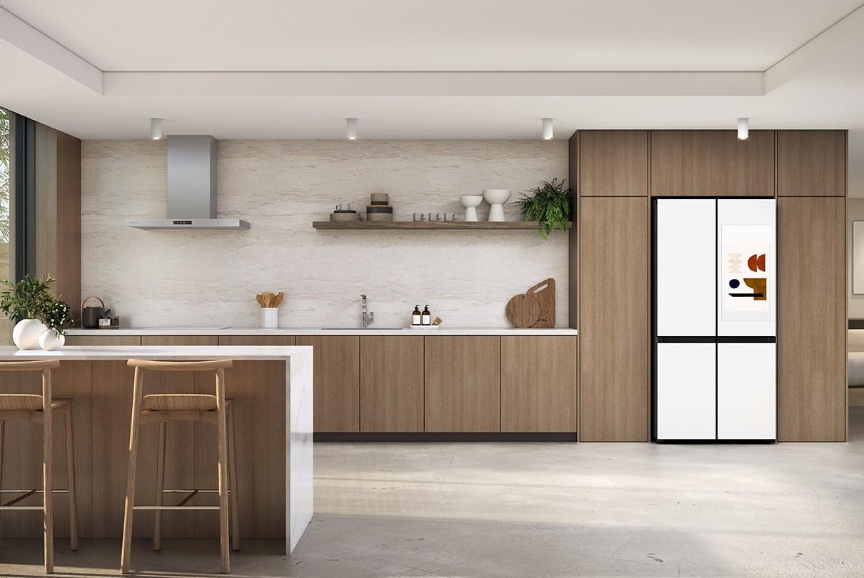 Samsung представила умный холодильник который может открывать и закрывать двери с помощью голоса Пользователь может попросить голосового ассистента Bixby открыть двери либо коснуться тыльной стороной ладони дверцы холодильника Дверь открывается сразу на 90 градусов что очень удобно когда у вас заняты руки Кроме того позже холодильник получит поддержку чат бота Gemini который будет следить за содержимым внутри и заранее предупреждать когда продукты начнут портиться www iphones ru 1353976 новости iphonesru