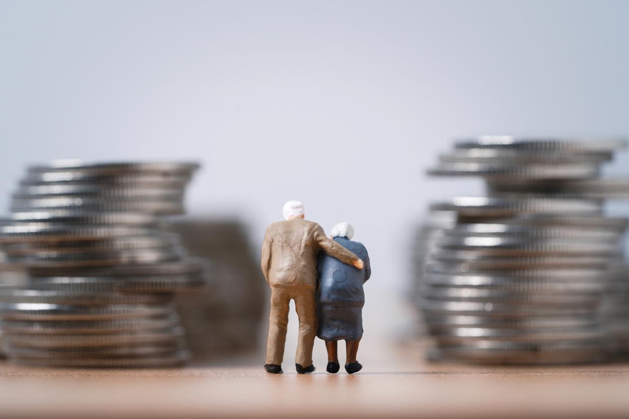 Ошибки в трудовой книжке могут лишить части пенсии Небрежные или неверные записи в трудовой книжке могут привести к тому что Социальный фонд не засчитает отдельные периоды работы в стаж Об этом предупредил заслуженный юрист России Иван Соловьев Самые сложные случаи ошибки сделанные десятилетия назад до появления электронного учета Исправить их бывает почти невозможно особенно если нет подтверждающих документов или работодатель находился в одной из бывших республик СССР Тогда вопрос решается только через суд Чаще всего проблемы возникают из за   ошибок в названии организации   неверных дат приема или увольнения   неправильных номеров приказов Формально такие записи можно исправить но только по установленной процедуре Юристы советуют регулярно проверять трудовую книжку иначе при выходе на пенсию можно столкнуться с неприятными сюрпризами Читайте Газету Ru в MAX