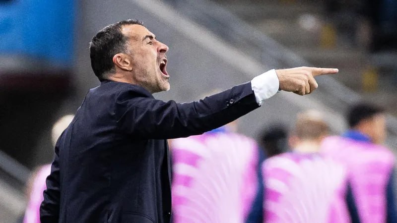 В Пафосе не стали опровергать информацию о назначении Карседо в Спартак Кипрские СМИ выложили комментарий пресс службы Пафоса по поводу опубликованной в России информации согласно которой главный тренер команды Хуан Карлос Карседо в течение следующей недели должен прилететь в Москву для подписания контракта со Спартаком В Пафосе не стали ни подтверждать ни опровергать эту информацию Внимание команды на завтрашнем матче Все остальное будет сообщено официально приводят комментарий Пафоса сразу несколько кипрских спортивных сайтов Завтра 4 января Пафос ожидает гостевой матч с Аполлоном в рамках чемпионата Кипра