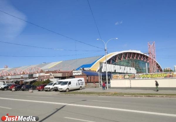 Торговый город «Дирижабль» в Екатеринбурге снесут не ранее, чем через три года.   Столько времени уйдет на согласование документов и проектов в структурах власти, рассказал руководитель ГК «Атлас Девелопмент» Владимир Городенкер на круглом столе ИД «Коммерсантъ-Урал». Сейчас проект застройки на месте ТРЦ находится в мастерской Генплана.