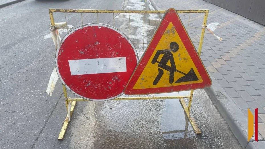 В Воронеже на выходных приступят к корректировке схем движения на улице Димитрова  В ночь на субботу, 9 августа, на улице Димитрова обновят дорожную разметку и приступят к реализации проекта по корректировке схем движения с запретом левых поворотов на ней. Теперь на участке отрезки улицы Димитрова от кольца на Обручева до развязки на выезде из города будет разрешено только по одному левому повороту в каждом направлении.  При выезде из города поворот можно будет совершить на пересечении с улицей Калачеевской в районе остановки общественного транспорта «Дрожжевой завод». Для этого организуют накопительную полосу. При въезде в облцентр автомобилисты будут разворачиваться в районе этой же остановки за пересечением с улицей Витебской по существующим съездам.