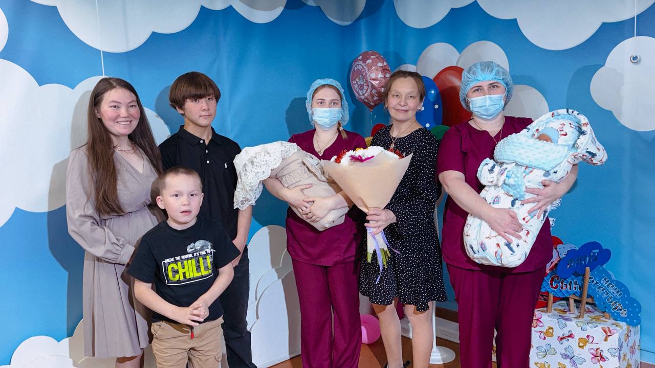 Двойная радость У супругов Романа и Татьяны Тайшиных из Приуральского района появилось долгожданное пополнение двойняшки Дарья и Александр Глава семейства работает бригадиром в совхозе Байдарацкий занимается выпасом около 2500 оленей Татьяна чумработница Теперь Тайшины стали многодетной семьёй Кроме двойняшек в семье воспитывают двоих сыновей 16 летнего Артёма и 15 летнего Андриана Ямальская медицина Вести Ямал l MAX l ТГ l ВК l САЙТ