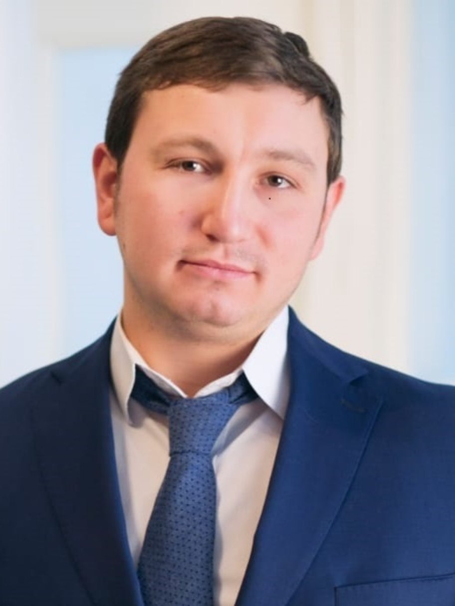 Глава Крыма назначил Арсения Козловского министром транспорта республики Козловский с декабря прошлого года работал в министерстве в качестве первого замглавы ведомства До этого 10 лет работал в сфере дорожного благоустройства и ЖКХ Подмосковья