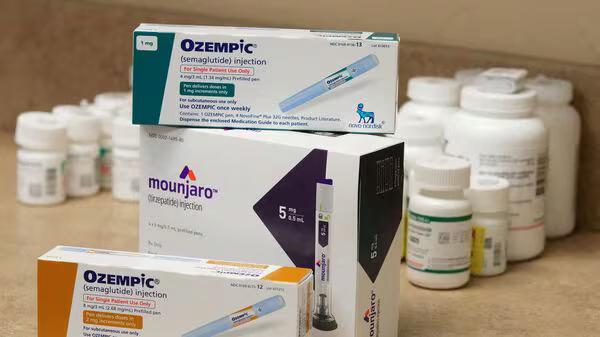 Дональд Трамп ведет переговоры с компаниями Eli Lilly и Novo Nordisk о снижении цен на лекарства для похудения Сделку могут утвердить уже на этой неделе пишет Wall Street Journal В Белом доме заявили что не комментируют переговоры однако подтвердили что Трамп хочет удешевить лекарства для американцев По данным EndPoints News самая малая доза Wegovy может стоить 149 в месяц если Medicare начнёт покрывать расходы на этот препарат Eli Lilly может снизить цену на Zepbound до 299 Ozempic который сейчас покрывают при лечении диабета появится на сайте TrumpRx по более низкой цене чем в аптеках Eli Lilly также может получить ускоренное одобрение FDA на новую таблетку от ожирения Orforglipron Препараты GLP 1 уже принимают 12 взрослых американцев В США лекарства стоят втрое дороже чем в других странах потому что государство не регулирует их цены Подписывайтесь Телеграм ЧЕРЕДОВ Нью Йорк Youtube канал БЮРО