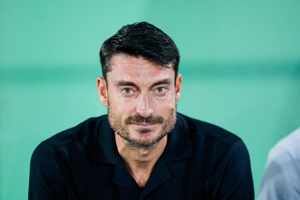 Новым главным тренером Спартака вместо серба Деяна Станковича может стать испанец Альберт Риера сообщает словенское издание Sportklub Отмечается что в ближайший четверг 6 ноября представители Спартака посетят матч Лиги конференций Целе Словения Легия Польша Риера является главным тренером Целе В прошлом сезоне Целе с Риерой дошел до четвертьфинала Лиги конференций где в упорной борьбе уступил итальянской Фиорентине со счетом 3 4 по сумме двух матчей В чемпионате Словении Целе уверенно лидирует после 14 туров опережая занимающий второе место Марибор на 9 очков В прошлом сезоне команда выиграла под руководством Риеры Кубок Словении а в чемпионате заняла четвертое место Сообщается что Спартак проявляет к Риере активный интерес Также отмечается что на 43 летнего тренера претендует сербская Црвена Звезда которая уже подготовила для него предложение 1 6 млн евро за сезон Кроме того Риерой интересуется загребское Динамо