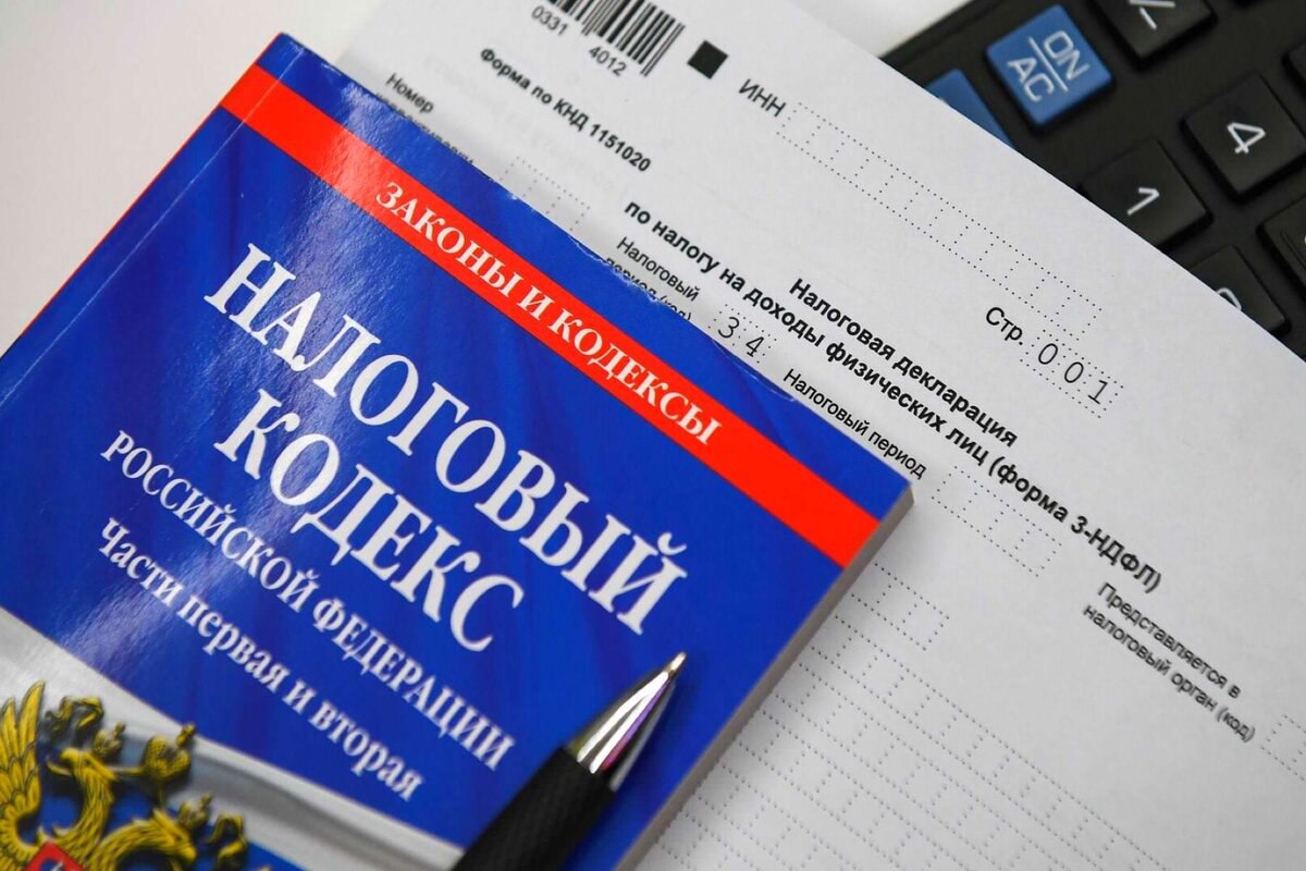 Минфин и налоговая упростят подачу деклараций по НДФЛ   Новые правила распространят на доходы от продажи недвижимости и транспорта. Министерство финансов вместе с Федеральной налоговой службой готовит поправки в Налоговый кодекс. После их принятия налоговая будет получать данные от других ведомств и автоматически рассчитывать размер налога.  Фото: Нина Зотина, РИА Новости