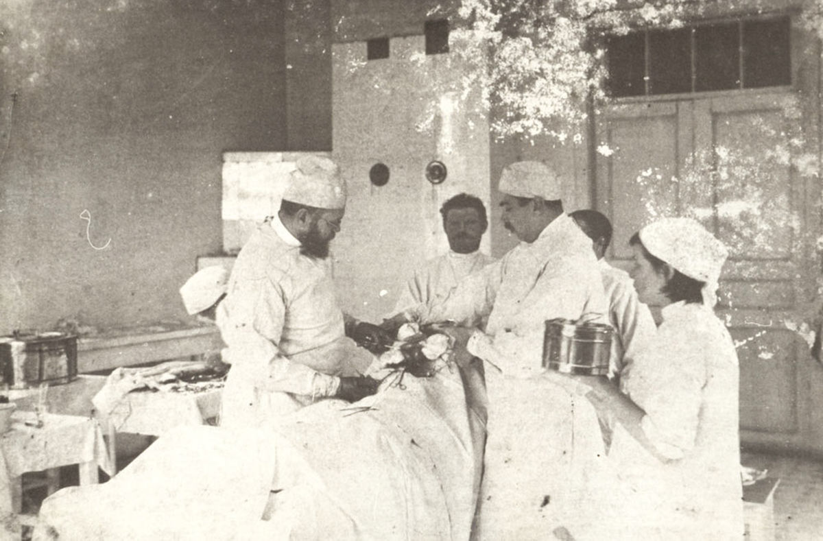 Был врачом и священником биография Святителя Луки В Чите 10 ноября будет установлен бюст Святителя выдающегося хирурга Луки Крымского в миру Валентина Феликсовича Войно Ясенецкого Инициатива по установке скульптур в городах связанных с его жизнью стартовала после выхода на телеканале Спас фильма Врач от Бога Святитель Лука Крымский В Забайкалье тоже приезжала съёмочная группа телеканала её возглавлял один из инициаторов проекта Павел Астахов Когда фильм был завершён у группы людей которые связаны с этим проектом возникла идея поставить бюсты Святителю Луке во всех тех местах которые были связаны с его жизнью Один из этих городов конечно Чита поскольку в 1904 году Валентин Феликсович Войно Ясенецкий здесь начал свою врачебную деятельность рассказал митрополит Читинский и Петровск Забайкальский Димитрий Валентин Войно Ясенецкий родился 15 27 апреля 1877 года в Керчи Он окончил медицинский факультет Киевского университета устроился работать в Киевский медицинский госпиталь Красного Креста В конце 1920 года Войно Ясенецкий получил от епископа Туркестанского предложение принять священный сан Вскоре был пострижен в монахи с именем Лука В июне 1923 года началась первая ссылка Луки затем вторая в Туркестан В апреле 1931 года он отбывал заключение в лагере Макариха затем был переведен в Архангельск где вёл амбулаторный приём в местной больнице В 1932 году Святителя Луку пригласили в Москву и предложили кафедру за это он должен был отказаться от сана Он отказался В 1937 году Лука Крымский был арестован в третий раз В общей сложности Святитель Лука провёл в неволе 11 лет не прекращая деятельность врача В начале Великой Отечественной войны Валентин Войно Ясенецкий отправил телеграмму председателю Президиума Верховного Совета СССР Михаилу Калинину с просьбой прервать ссылку и отправить его на помощь воинам По окончании войны готов вернуться в ссылку писал Святитель Лука Вскоре Войно Ясенецкий стал консультантом госпиталей в Красноярском крае и главным хирургом эвакуационного госпиталя В октябре 1942 года Лука возведен в сан архиепископа а 27 декабря 1942 года ему было поручено управление Красноярской епархией с титулом архиепископа Красноярского В феврале 1944 года госпиталь переехал в Тамбов и архиепископ Лука возглавил Тамбовскую кафедру Под его руководством за несколько месяцев было перечислено более 250 тысяч рублей на строительство танковой колонны имени Димитрия Донского и эскадрильи имени Александра Невского В общей сложности за неполные два года на нужды фронта было перечислено около миллиона рублей В декабре 1945 года архиепископ был награжден медалью За доблестный труд в Великой Отечественной войне Святитель Лука занимал Тамбовскую кафедру до мая 1946 года Благодаря ему в Тамбовской области было открыто 43 храма В начале 1946 года постановлением власти СССР за труд Очерки гнойной хирургии профессору Валентину Войно Ясенецкому была присуждена Сталинская премия первой степени в размере 200 тыс рублей из которых 130 тыс он передал детским домам В 1955 году он ослеп что вынудило его оставить хирургию В 2000 году Святитель Лука Крымский был канонизирован Русской православной церковью как священноисповедник На фото Святитель Лука хирург В Ф Войно Ясенецкий в операционной 1904 год Напомним 10 ноября в Чите будет установлен бюст Святителя выдающегося хирурга Луки Крымского в миру Валентина Феликсовича Войно Ясенецкого В этот же день в кинотеатре Удокан в 16 00 пройдёт свободный показ фильма телеканала Спас Врач от Бога Святитель Лука Крымский а также встреча с его автором телеведущим заслуженным юристом РФ Павлом Астаховым   Подписывайтесь TG VK MAX