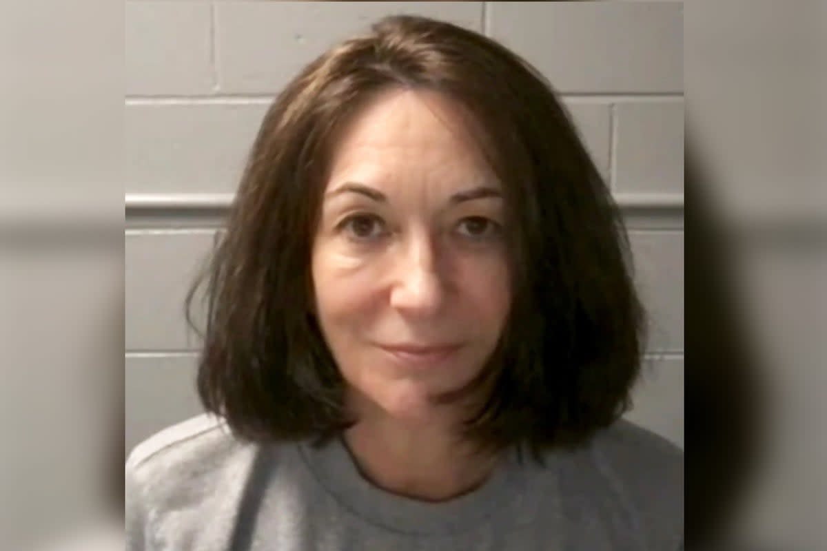 Подельница Эпштейна Гислейн Максвелл вызванная на допрос в надзорный комитет Палаты представителей воспользовалась 5 й поправкой и отказалась отвечать на вопросы В конце февраля на допрос в тот же комитет по идее должны явиться Клинтоны В самом лучшем для Конгресса и его имиджа случае они тоже возьмут 5 ю как говорят в Америке