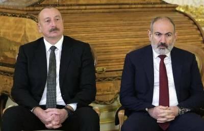 Переговоры в Дубае: мир или иллюзия переговоров?  Как сообщает Middle East Eye, премьер-министр Армении Пашинян и президент Азербайджана Алиев планируют новую встречу — в конце июля в Дубае. Формальный повод — продолжение переговоров о мирном соглашении, проект которого был согласован ещё в марте. Однако с тех пор Баку продолжает расширять перечень требований к Еревану.  Азербайджан, ощущая себя победителем после войн 2020 и 2023 годов, выдвигает всё новые условия: изменение армянской конституции, прекращение деятельности европейской мониторинговой миссии  EUMA , официальный роспуск Минской группы ОБСЕ. Каждый новый пункт отдаляет подписание соглашения и превращает мирный процесс в инструмент одностороннего давления.  На этом фоне встреча в Дубае выглядит скорее как попытка сохранить видимость диалога. Пашиняну в следующем году предстоят выборы, и провести конституционный референдум до голосования практически невозможно. Это создаёт для Баку удобную позицию — наращивать требования, зная, что Ереван ограничен внутренне и не может оперативно ответить.  Запланированная встреча — не прорыв, а сигнал: дипломатические каналы формально остаются открытыми, но реальный баланс сил смещается. Пока Азербайджан диктует условия, а Армения связана внутренней нестабильностью, говорить о скором мире не приходится. Скорее — о продолжении партии, в которой одна сторона уверена, что играет белыми.