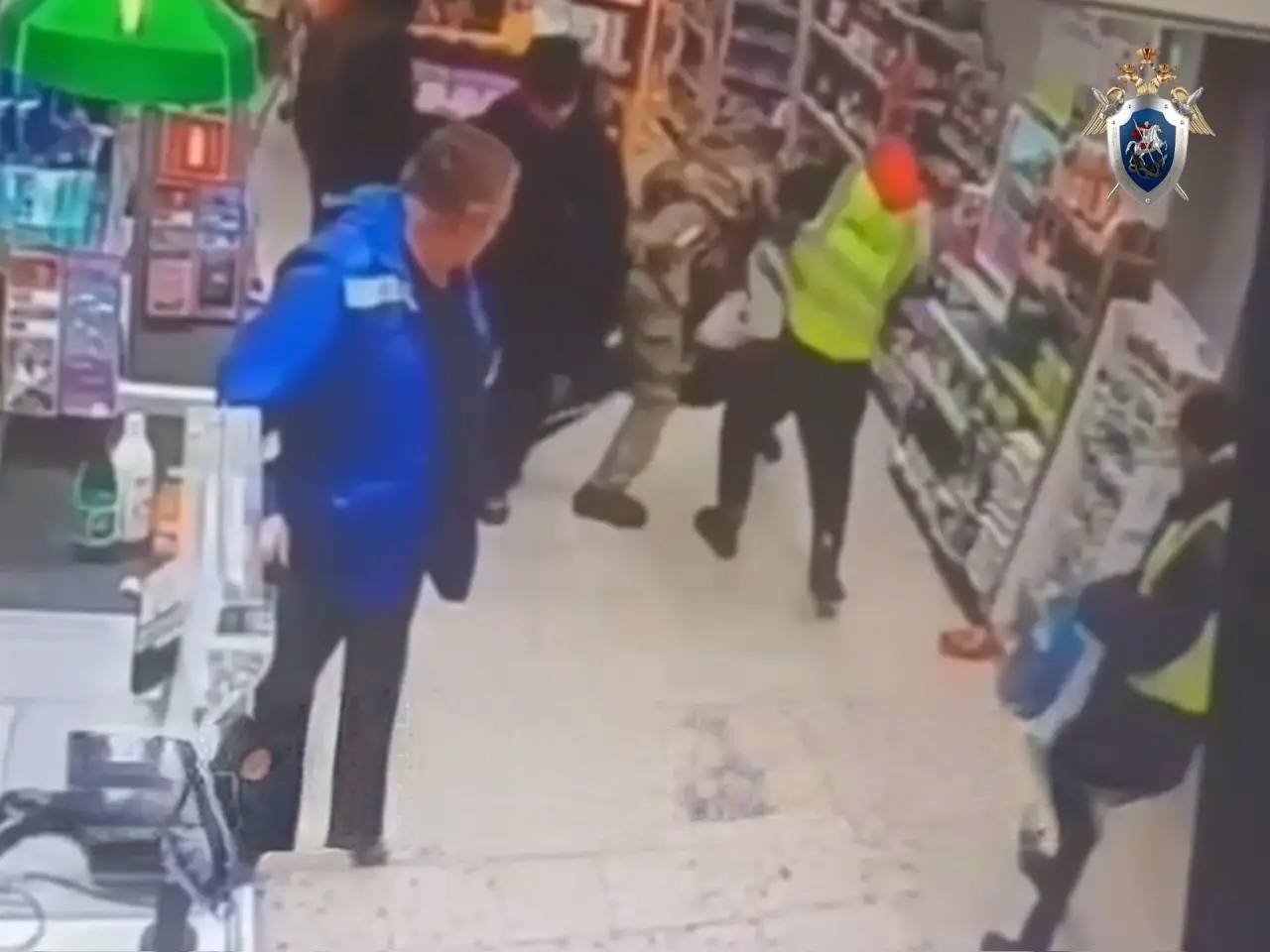 Уголовное дело возбуждено после драки в магазине на Ставрополье Речь об инциденте в поселке Солнечнодольске сообщили в пресс службе СУ СКР по региону По данным телеграм канала Многонационал между посетителями магазина произошел конфликт возле кассы 57 летнему местному жителю не понравилось что молодые люди стоявшие сзади него громко ругались матом Он сделал им замечание После 24 летний парень житель соседнего региона стал налегать на взрослого Тот оттолкнул его Завязалась драка Мужчина получил закрытую черепно мозговую травму Ему потребовалась медпомощь Следователи возбудили уголовное дело по статье Хулиганство Правоохранители устанавливают местонахождение подозреваемого Подписаться на 1777 в MAX