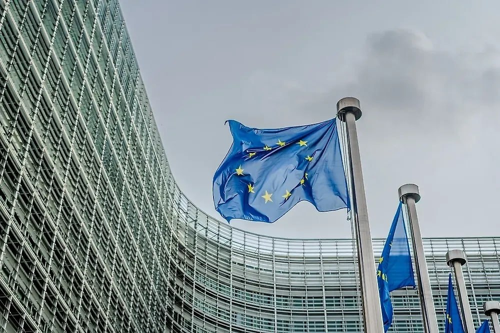 Страны G7 выдали Киеву 30 9 млрд евро доходов от российских активов Еврокомиссар по экономике Валдис Домбровскис сообщил что страны Большой семёрки уже направили Киеву 30 9 миллиарда евро в рамках кредитной программы на общую сумму 45 миллиардов евро Финансирование осуществляется за счет доходов от реинвестирования замороженных российских активов а выплаты по кредиту будут осуществляться до 2042 года Выступая на сессии Европарламента Домбровскис уточнил что Украина уже получила 30 9 миллиарда евро в рамках этой кредитной линии из которых 18 1 миллиарда евро поступило от стран ЕС