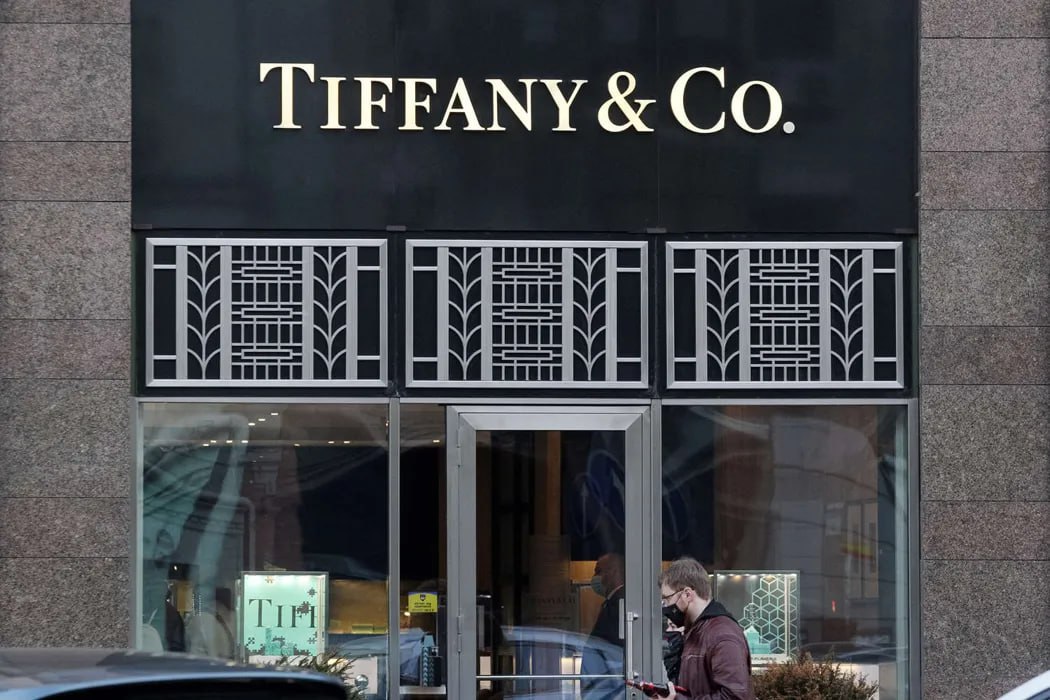 Стало известно о потерях Richemont, Tiffany и Bulgari после закрытия бутиков в России Специализирующиеся на производстве и продаже предметов роскоши компании Richemont, Tiffany и Bulgari понесли значительные финансовые потери после полного или частичного закрытия своих бутиков в России. Об этом сообщает РБК. Так, выручка Richemont в России с 2021 по 2024 год уменьшилась с 23,8 млрд рублей до 1 млрд рублей, Tiffany — с 4,6 млрд рублей до 0,7 млрд рублей, Bulgari — с 4 млрд рублей до 0,4 млрд рублей. В настоящее время у Richemont остались два бутика на территории РФ, у Tiffany — один, у Bulgari — ни одного. Все три компании осваивают «альтернативные методы и направления торговли», в том числе, экспорт в страны ЕАЭС.