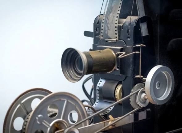 Одну из старейших киностудий страны возрождают в Хабаровске В Хабаровске в 2026 году возобновляет работу Дальневосточная киностудия основанная в 1923 году В советское время она выпускала до 15 фильмов ежегодно но в 2000 х работа остановилась Теперь студию превратят в центр киноиндустрии региона там отремонтируют помещения закупят оборудование и создадут музей раритетной техники Уже началась работа над сценарием первого игрового фильма его планируют выпустить к 2029 году Также студия будет проводить фестивали показывать архивные ленты запустит курсы для киноспециалистов и станет базой практики для студентов местного филиала ВГИКа регион Фото Сайт pxhere com   Поддержите канал   AmurMedia Прислать новость AmurMedia в Дзен