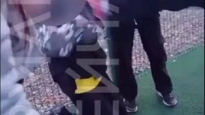 Буллинг в коррекционной школе северяне обсуждают видео в соцсетях Северяне бурно обсуждают в соцсети резонансный случай старшие воспитанники Кольской средней общеобразовательной школы со специальными коррекционными классами издеваются над одноклассниками Случай попал на видео которое выложили в соцсеть В группе Мурманск вконтакте северяне разместили видео на котором видно что одни дети заставляют других становиться на колени оскорбляют заставляют извиняться на коленях после чего бьют ногой в лицо Ударять продолжают стоящие рядом девочки В видеонарезке также видно как старшие дети бьют кулаком в живот других детей в окружении сверстников В комментариях к посту мнения северян разделились от прямого осуждения действий подростков до попытки оправдать Ну такое во все времена было Только телефонов не было чтоб снять Сейчас видимо это норма Раньше просто не жаловались написал в комментарии мурманчанин Виктор Скворцов Также под постом комментаторы обратились за помощью к главе Следкома РФ при помощи тэга За комментарием по данному случаю Nord News обратилось к уполномоченной по правам ребенка в Мурманской области