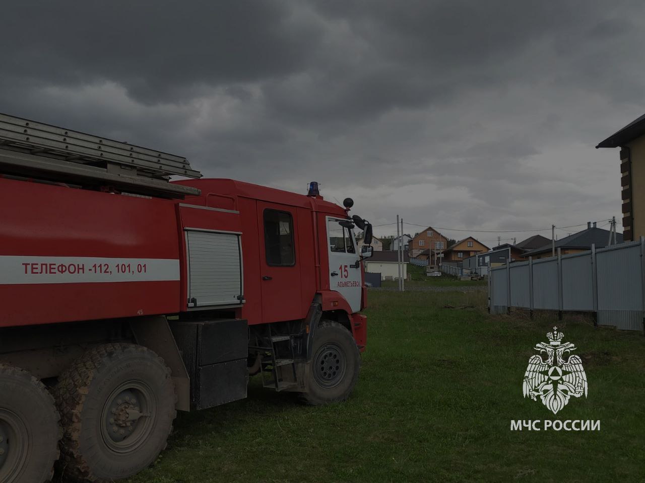Поступило сообщение о пожаре в мкрн Урсала г. Альметьевска. По ул. Знаний, 24 горел сарай, пристроенный к бане. Пожарные ликвидировали открытое горение на площади 15 кв.м. Мужчина 57 лет получил ожоги кисти и предплечья 1-2 ст, 4-5%. Предварительная причина пожара - нарушение правил устройства и эксплуатации электрооборудования.