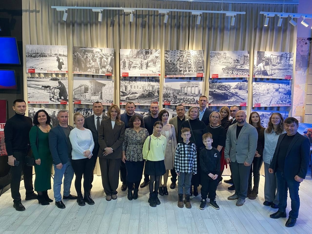 В республике завершился второй модуль программы Герои Марий Эл Талешке влак Участники успешно сдали экзамен по теме финансов и экономики и уже в феврале их ждет изучение основ регионального и муниципального управления в органах власти Марий Эл Чтобы сильнее сплотить героев нашей республики для них были организованы семейные выходные Участники смогли познакомить свои семьи друг с другом и пообщаться в дружеской атмосфере Руководитель администрации Главы Марий Эл Лидия Батюкова отметила что было здорово наблюдать как родные участников находили общий язык и делились своими историями Впереди у участников программы практические занятия и стажировки в государственных органах и на различных объектах республики Они будут работать вместе со своими наставниками над реальными проектами Напомним что программа Герои Марий Эл Талешке влак была инициирована Главой нашего региона Юрием Зайцевым и стала логичным продолжением инициативы Президента Владимира Путина Время Героев