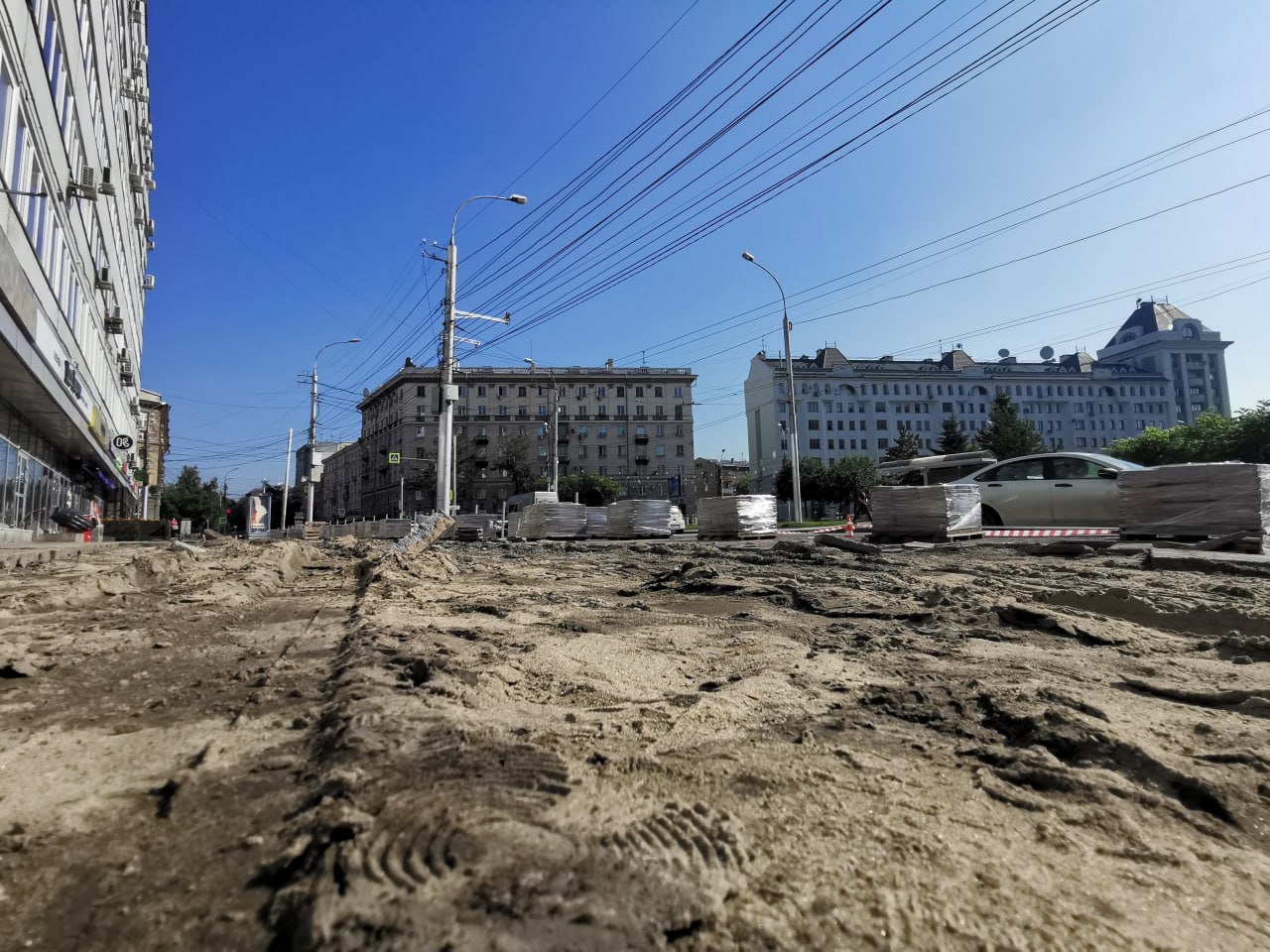 Старую плитку сняли с тротуара на улице Советской Обновлять пешеходные зоны продолжают в Новосибирске. К ремонту приступили на участке улицы Советской от перекрёстка с Вокзальной магистралью до улицы Ленина. Сейчас здесь убирают старую плитку и бордюрный камень. Работы на этом отрезке выполняет компания «НовосибСтройПроект». Подрядчику предстоит установить новые гранитные камни и уложить высокопрочную крупноформатную плитку с добавлением натуральной белой мраморной крошки. Такую сейчас можно увидеть, например, возле мэрии. Всего в этом году планируют обновить больше сотни тротуаров. В том числе 120 млн рублей на эти цели выделил областной бюджет. — если тоже замечаете, как меняется любимый город