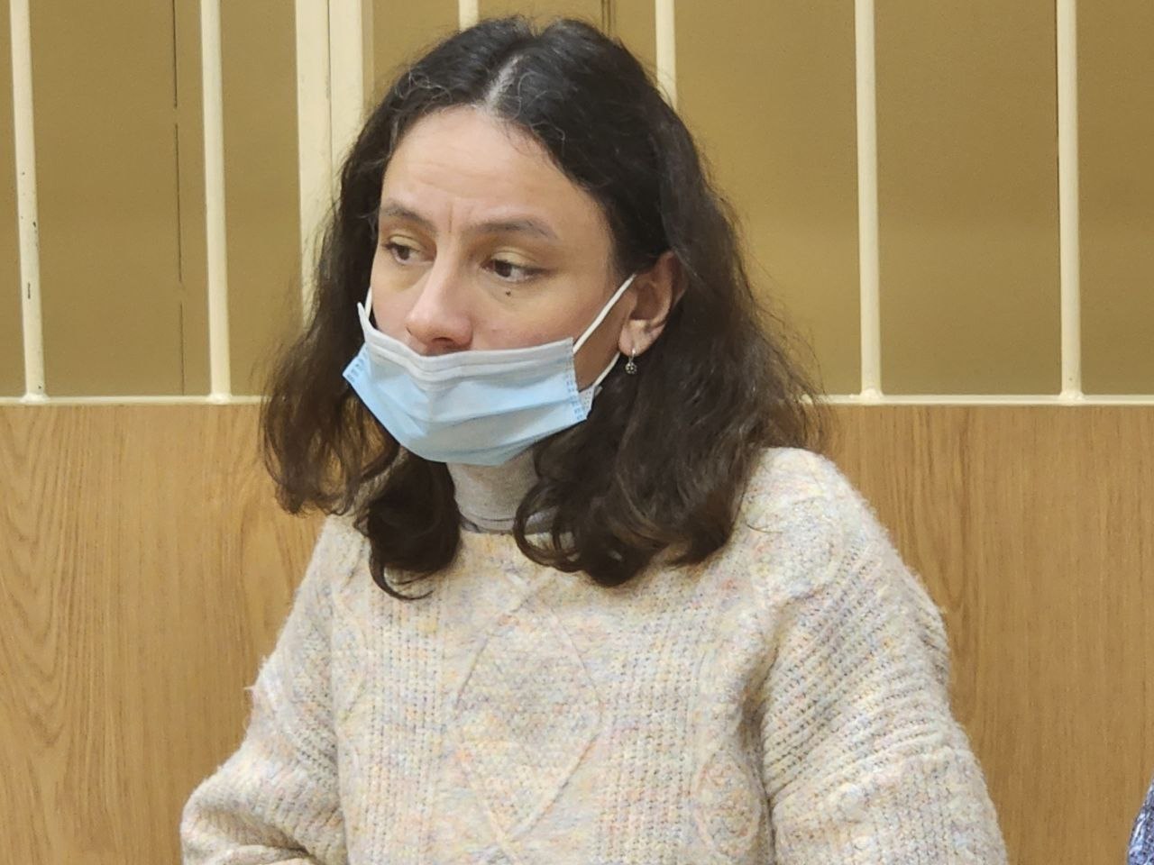 13 лет колонии грозит подозреваемой в расчленении мужа рэпера уроженке Барнаула В Санкт Петербурге завершились судебные прения по громкому уголовному делу Марины Кохал которую подозревают в убийстве рэпера Энди Картрайта в июле 2020 года Подробности сообщает пресс служба судов Петербурга Обвинение полагает что фигурантка обманным путем умышленно ввела мужу препарат НовоРапид ФлексПен от которого ему стало плохо После не предпринимала действий направленных на оказание первой помощи Мужчина скончался из за развития у него шокового состояния Кохал желая скрыть следы преступления и надругаться расчленила труп на 15 частей Тело Энди Картрайта обнаружили 30 июля того же года Останки были расфасованы по пакетам и спрятаны в холодильнике Супруга убитого вину в содеянном не признала утверждая что муж скончался от передозировки наркотиками 29 октября текущего года в ходе судебного заседания прокурор запросил для обвиняемой 13 лет колонии общего режима за убийство По статье за надругательство над телом женщину также просят признать виновной при этом освободив от наказания в связи с истечением сроков давности