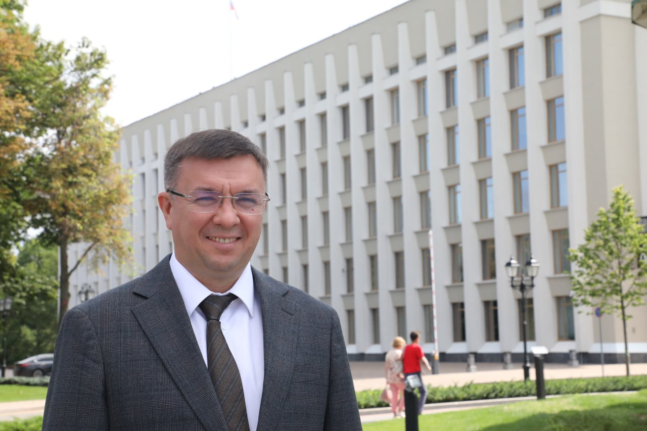278 инвестпроектов на 40 млрд рублей одобрено в Нижегородской области в I полугодии 2025 года • Совет по земельным и имущественным отношениям региона согласовал участки под 278 инвестпроектов общей стоимостью свыше 40 млрд рублей. • По словам министра Сергея Баринова, планируется создание более 4 тыс. рабочих мест. 65% проектов связаны с промышленностью, 10% — с туризмом, по 5% — со спортом, образованием и здравоохранением. • Среди проектов — школы в мкр. «Мещерское озеро» Нижний Новгород и в Кстове, глэмпинги в Борском и Городецком округах, конноспортивный комплекс на ул. Овражной в Нижнем Новгороде. • Регион занимает 2-е место в Национальном рейтинге инвестклимата АСИ. • Подать заявку на участок можно через «Личный кабинет инвестора» на сайте минземимущества. Платформа разработана по проекту «Сквозной инвестиционный поток» для ускорения согласований и снижения бюрократии. Подробнее