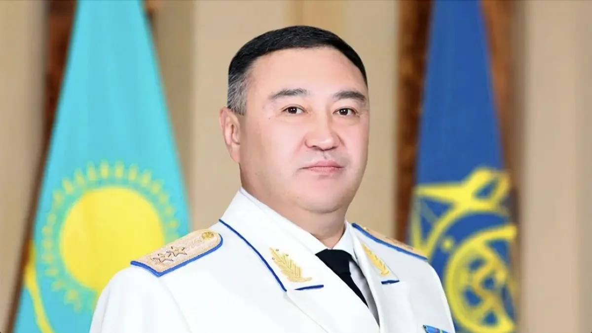 Казахстан «вычислил» 3.500 подозреваемых в терроризме Комитет нацбезопасности Казахстана заявил о закрытии въезда в страну 3.500 человек, якобы «подозреваемых в терроризме». Ещё 246 иностранцам, по словам главы КНБ Сагимбаева, также отказано во въезде, так как они якобы «причастны к террористической деятельности». Также КНБ выявил около 800 мигрантов, которые, по утверждению ведомства, «поддерживали идеи религиозного экстремизма». Все они, как утверждается, подлежат депортации. Никаких доказательств, имён, фактов — только обобщённые формулировки и пугающая риторика, удобная для репрессий и расширения полномочий спецслужб. Власти продолжают говорить о некой «угрозе религиозного экстремизма», на фоне которой можно контролировать религиозные общины и усиливать давление на мусульман внутри страны.