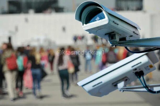 В Краснодарском крае все пляжи за два года оборудуют системой видеонаблюдения Более 72% пляжей в основных курортных муниципалитетах уже оборудованы камерами, что помогает правоохранительным органам своевременно реагировать и предотвращать правонарушения. В ближайшие два года планируется довести количество оборудованных пляжей до 100%. В регионе насчитывается 267 пляжей, которые охраняются Росгвардией и оснащены системами освещения, оповещения и управления эвакуацией. Система безопасности также находится на высоком уровне в гостиницах и отелях края. Почти 4,5 тыс. средств размещения соответствуют требованиям антитеррористической защищенности. Ваши видео высылайте нам в бот Подпишись поделись Прислать видео новость