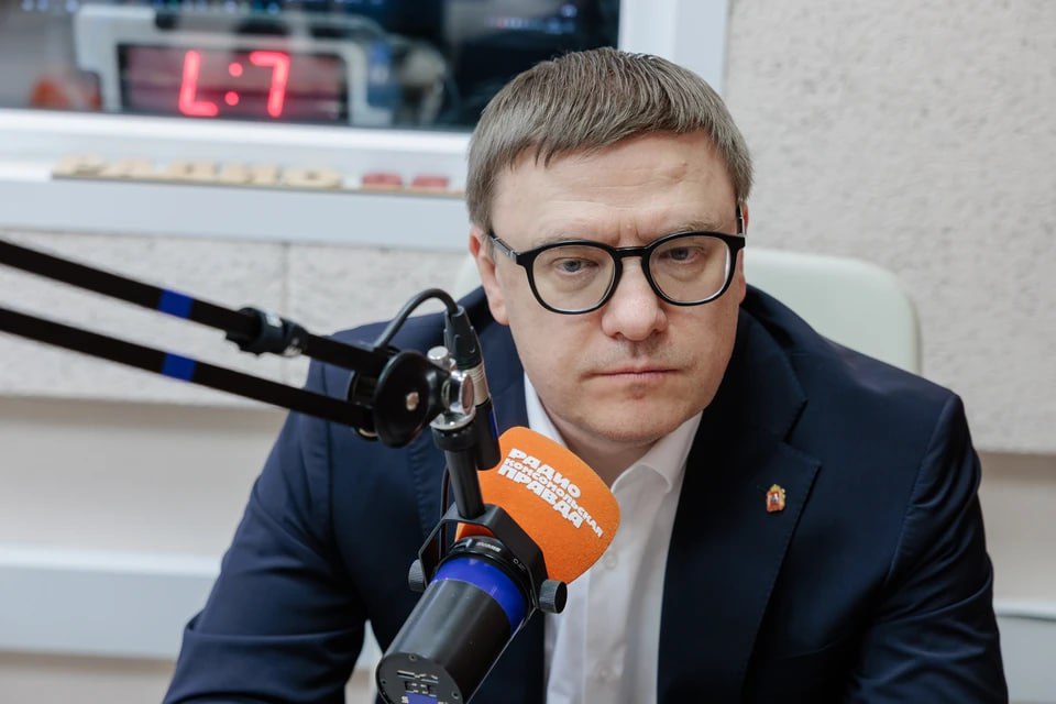 Губернатор Челябинской области Алексей Текслер стал лауреатом премии которую по итогам года присуждает журнал Экоград Алексея Текслера Экоград признал Губернатором экологом года Это звание присуждают впервые Вместе с главой Южного Урала его получил мэр Москвы Сергей Собянин Текслера наградили за выполнение федерального проекта Чистый воздух по сокращению выбросов и проведение Всероссийского детского экологического форума на него в нынешнем году собрались 3 5 тыс участников из разных регионов Собянина поощрили за развитие в Москве метрополитена Кандидатуры обоих глав регионов на премию выдвинул глава комитета Госдумы по экологии Дмитрий Кобылкин   Подписаться на chelkp Мы в MAX