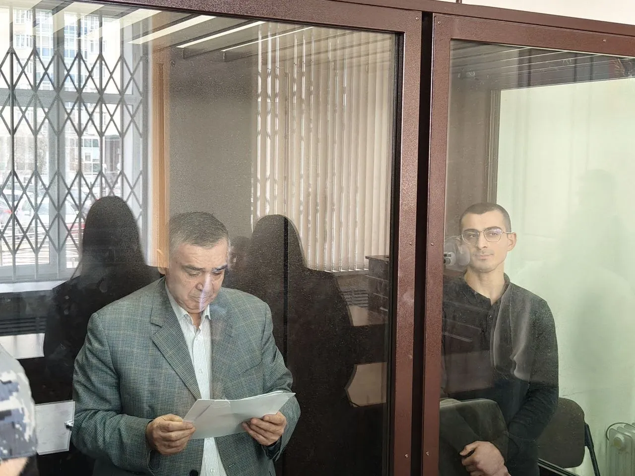 Экс лидера азербайджанской диаспоры Екатеринбурга Шахина Шыхлински приговорили к 9 годам колонии строгого режима а его сына к 8 годам колонии общего режима Они проходили по делу о применении насилия в отношении представителя власти Как утверждает обвинение в прошлом году около торгового центра Баку Плаза силовики задержали Шахина Шыхлински Он находился в машине за рулем которой был его сын При попытке спецназа вытащить главу диаспоры из автомобиля водитель резко сдал назад один из сотрудников СОБРа упал В начале марта старшего Шыхлински уже приговорили к 22 годам колонии строгого режима по обвинению в убийстве и покушении совершенных в 2001 и 2011 годах По совокупности приговоров ему назначили 24 года лишения свободы Подписывайтесь на BFM И в MAX
