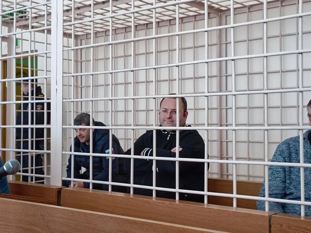 Суду предстоит вынести приговоры еще почти десятку участников строительства фортификационных сооружений Вынесен приговор экс руководителям корпорации развития Курской области через которую финансировалось строительство оборонительных сооружений на границе с Украиной За хищение почти 153 млн руб бывшие топ менеджеры учреждения получили от семи до девяти лет колонии В общей сложности суд оштрафовал осужденных на 3 млн руб взыскал с них всю сумму ущерба а экс руководителя АО Корпорация развития Курской области Владимира Лукина лишил медали ордена За заслуги перед Отечеством II степени Уголовное дело рассматривалось с осени прошлого года Оно стало первым делом о хищениях при строительстве линий обороны активные следственные действия по которому курская полиция начала еще в конце 2024 года Подсудимые не признали вину и заявили что обжалуют приговор Telegram канал Александра Хинштейна Подписывайтесь на Ъ в Telegram в MAX Оставляйте бусты