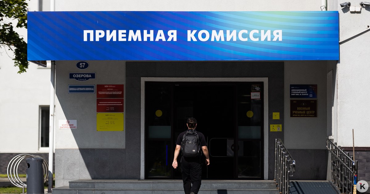 Стали известны профессии которые станут наиболее популярными в 2026 году В 2026 году наиболее стабильными и перспективными станут профессии на стыке технологий анализа данных и какой то конкретной отрасли В этот список вошли инженерия финансы медицина торговля Более того кроме профессиональных так называемых жёстких навыков критически важными становятся мягкие Особенно адаптивность умение учиться и работать с искусственным интеллектом и другими цифровыми технологиями как с инструментом говорится в сообщении