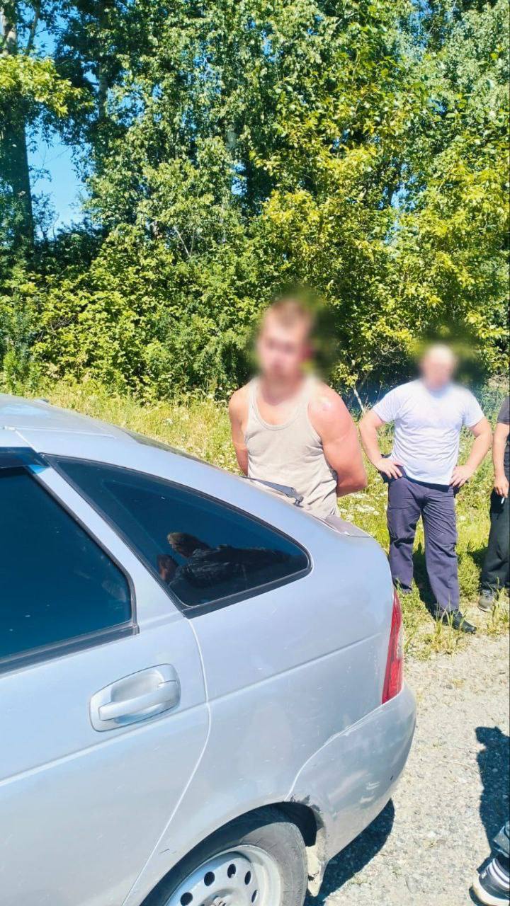 На юге Красноярского края задержан подозреваемый в совершении преступления в отношении малолетней В поселке Танзыбей на юге Красноярского края неизвестный совершил противоправные действия в отношении малолетней девочки и скрылся с места происшествия. По данному факту возбуждено уголовное дело по ч. 4 ст. 132 УК РФ «Насильственные действия сексуального характера» . В рамках оперативно-розыскных мероприятий сотрудники полиции МО МВД России «Шушенский» с привлечением отдела по применению беспилотных летательных аппаратов и специализированной роты Госавтоинспекции установили местонахождение 38-летнего подозреваемого. Мужчина скрывался в лесу в районе села Салба, где и был задержан полицейскими. В настоящее время ведется следствие. __________ Оставить обращение