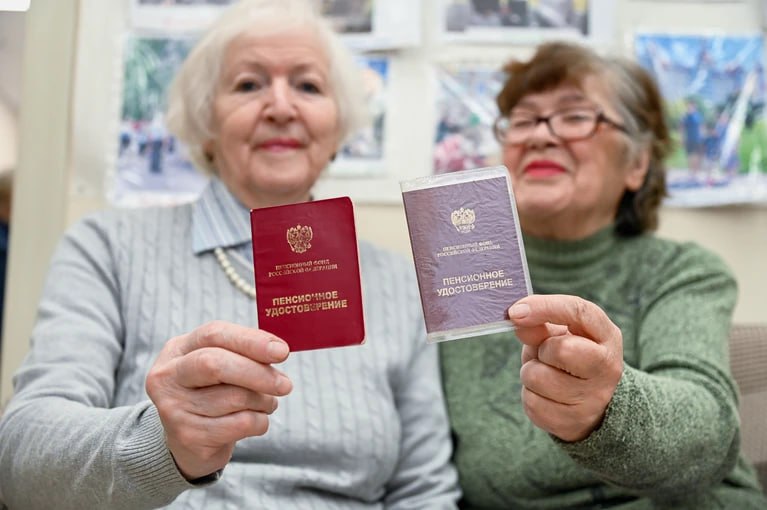 В 2026 году в России мужчины смогут выйти на пенсию в 64 года а женщины в 59 Следующий год станет завершающим этапом переходного периода в ходе которого постепенно повышался пенсионный возраст По словам эксперта Президентской академии РАНХиГС Татьяны Подольской в 2026 году право выйти на пенсию получат мужчины родившиеся в 1962 году и женщины появившиеся на свет в 1967 году В дальнейшем правила выхода на пенсию станут едиными мужчины смогут уйти на заслуженный отдых в 65 лет а женщины в 60 лет уточнила эксперт Кроме того законодательство предусматривает возможность отсрочить выход на пенсию Тем кто решит воспользоваться этим вариантом будут начисляться повышенные коэффициенты как для фиксированной выплаты так и для индивидуальных пенсионных коэффициентов Подписаться на truekpru Читать нас в MAX