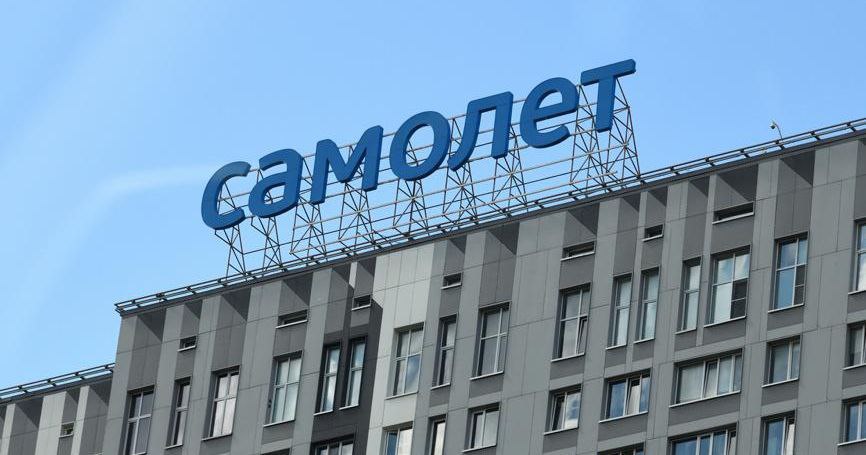 ГК Самолет укрепляет финансовую устойчивость досрочно погашены облигации на 15 2 млрд рублей Компания Самолет продолжает стратегию по снижению долговой нагрузки демонстрируя высокую финансовую дисциплину В рамках оферты на сумму 24 5 млрд рублей было досрочно погашено облигаций на 15 2 млрд рублей Этот шаг был заранее подготовлен и обеспечен ликвидностью Он свидетельствует о финансовой стабильности застройщика и напрямую направлен на повышение надежности для Дольщиков укрепление уверенности в выполнении обязательств Партнеров снижение рисков и укрепление доверия Инвесторов повышение привлекательности компании Главная цель Самолета дальнейшая оптимизация долгового портфеля для гарантированного выполнения всех обязательств и устойчивого развития Самолет Застройщик Недвижимость Финансы Облигации ДосрочноеПогашение Инвестиции Дольщики ФинансоваяУстойчивость Строительство РынокНедвижимости