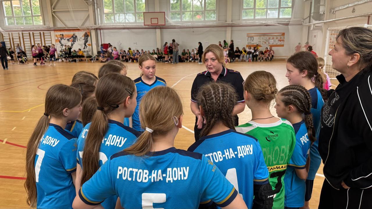 Сотрудники Госавтоинспекции города Новороссийска провели инструктаж со спортсменами, прибывшими на турнир по гандболу 