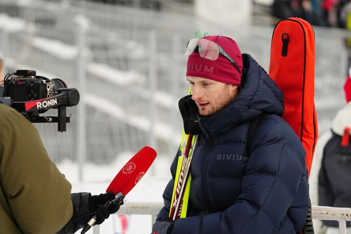 Возвращение после гриппа биатлонист Цветков финишировал в Демино шестым Уроженец Бабаева бронзовый призер Олимпиады 2022 года Максим Цветков представляющий в биатлонных гонках Санкт Петербург и Вологодскую область попал в цветочную церемонию награждения лучших в сегодняшней гонке преследования третьего этапа Кубка России Первым к финишу пришел Кирилл Бажин Дистанцию 12 5 км на стадионе Демино в Рыбинске он преодолел за 31 минуту 2 8 секунды допустив два промаха на четырех огневых рубежах