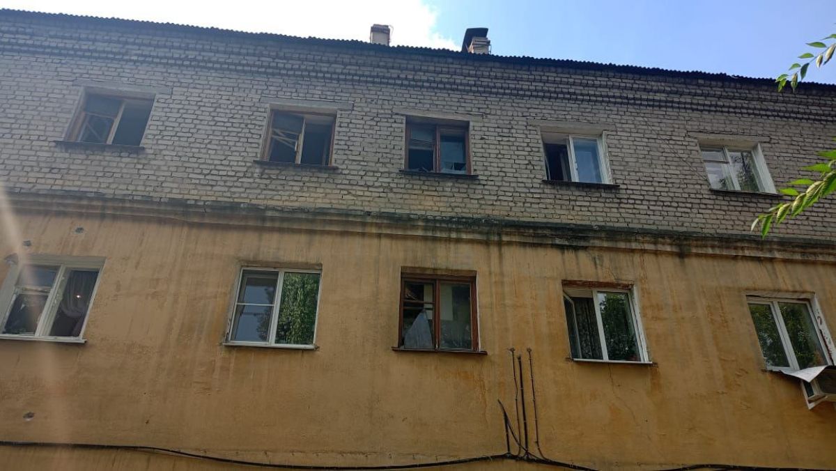 К устранению последствий ночной атаки беспилотников приступили в Воронеже     В Воронеже начались работы по устранению последствий ночной атаки дронов на город. Сотрудники гордеза ЖКХ уже провели замеры окон, а работники комбинатов убирают обломки дронов и осколки стекла у поврежденных домов. Подрядчик, который заменит стекла и проведет ремонт зданий, уже найден.  ↗  Прислать новость   Подписаться