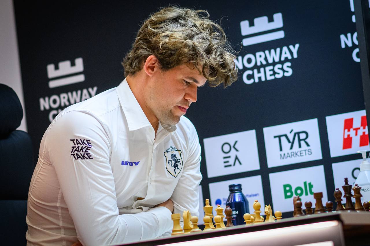 Магнус Карлсен одержал победу над Доммараджу Гукешем в первом туре Norway Chess В Ставангере стартовал один из самых сильных турниров шахматного календаря – Norway Chess. Уже в первом туре встретились лидер мирового рейтинг-листа Магнус Карлсен и действующий чемпион мира Доммараджу Гукеш. Долгое время позиция оставалась равной, но затем Гукеш пошел на опасный вариант, требующий точного расчета. Исполнить все ходы чемпиону мира не удалось – Магнус Карлсен сумел убежать королем от преследования и в итоге добился победы. В двух других партиях дня Хикару Накамура переиграл черными фигурами Фабиано Каруану, а Вэй И, сыграв вничью с Арджуном Эригайси, проиграл в армагеддоне, который предусмотрен в случае мирного исхода в классической встрече. Сегодня – второй тур. #новости #турнир