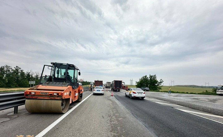 Водителей предупредили о пробках на М4 под Шахтами из-за ямочного ремонта В Ростовской области на трассе М4 «Дон» затруднено движение на участке с 988-й по 1000-й километр от посёлка Аютинский до города Шахты , сообщили в отделе пропаганды региональной Госавтоинспекции. Пробки связаны с дорожными работами — на трассе обновляют покрытие и устраняют ямы. Чтобы не попасть в затор, водителям предложили использовать альтернативный путь. На 982-м километре трассе объехать участок трассы через развязку на повороте в Красный Сулин. Кроме того, движение может быть затруднено на 1023 и 938 километре дороги возле Каменск-Шахтинского и аэропорта Платов , там устанавливают бетонные ограждения. #ростов #новостиростова #ростовскаяобласть