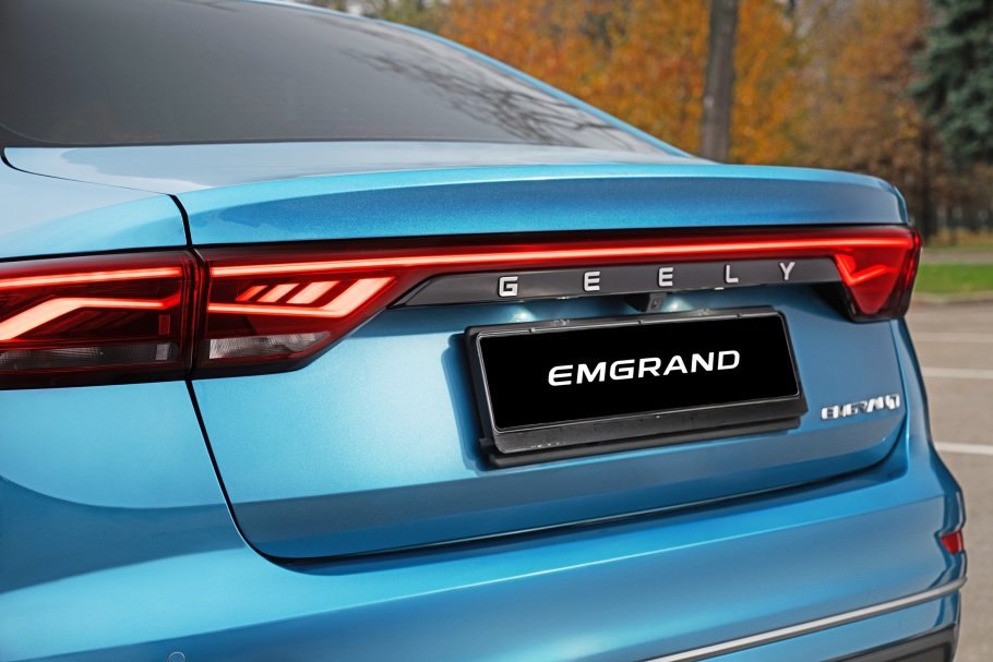 Официально Geely снял с продажи в России седан Emgrand Компания Geely сняла с продажи в России седан Emgrand модель исчезла с официального сайта бренда Как рассказали Российской газете в пресс службе китайского бренда новые поставки автомобилей в нашу страну не планируются На данный момент Geely Emgrand есть в наличии у некоторых дилеров Новые поставки текущего поколения модели в Россию не планируются ответили в Geely на запрос РГ Напомним в ноябре у седана исчезли версии с механикой С автоматом машину предлагали по цене 2 393 990 2 663 990 рублей без учета специальных выгод Место Geely Emgrand занял Belgee S50 продажи которого стартовали 30 сентября Автомобиль оснащается 122 сильным атмосферным мотором в сочетании с МКП или классическим автоматом Цена от 1 849 990 до 2 269 990 рублей Ранее РГ сообщала что седан Belgee S50 столкнулся с ажиотажным спросом в РФ у большинства дилеров машины уже закончилась Фото Geely Подробности в материале Российской газеты