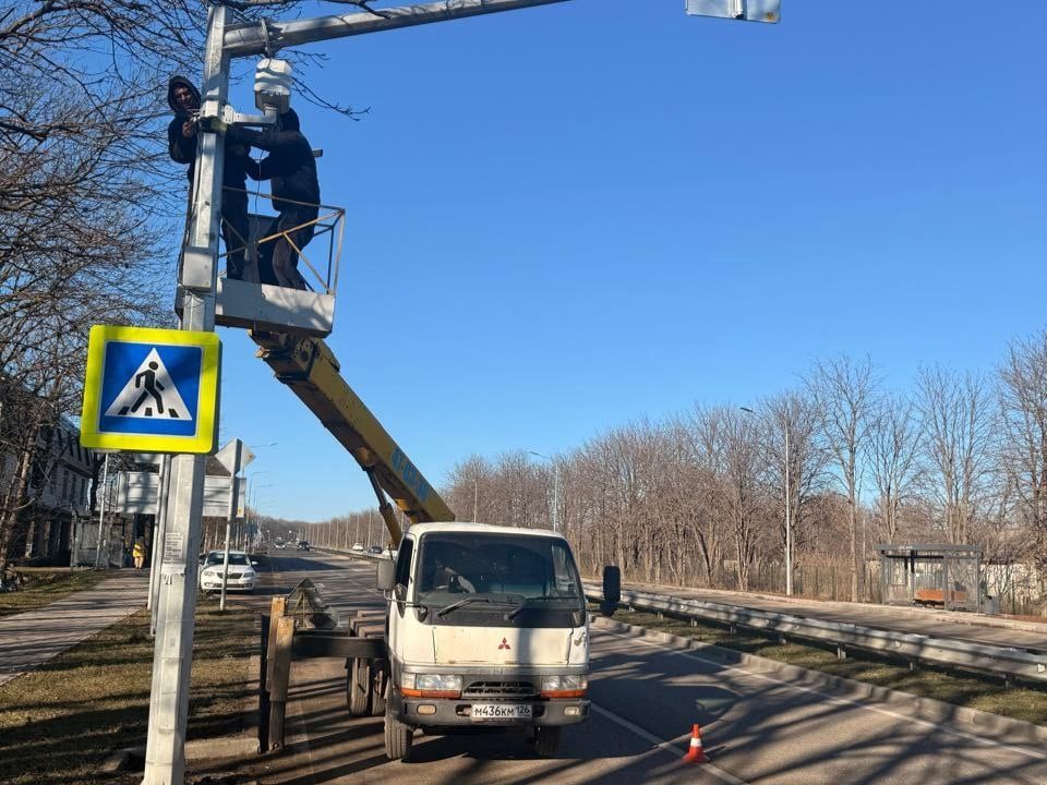 В Ессентуках установили четыре новые камеры контроля скорости.  Кроме того, они будут фиксировать выезд на встречную полосу. Контроль будет вестись в обе стороны движения на Суворовском шоссе, улице Октябрьской, Железнодорожной и Пятигорской.   Монтаж камер производится на аварийно-опасных участках, сообщили в мэрии города-курорта.