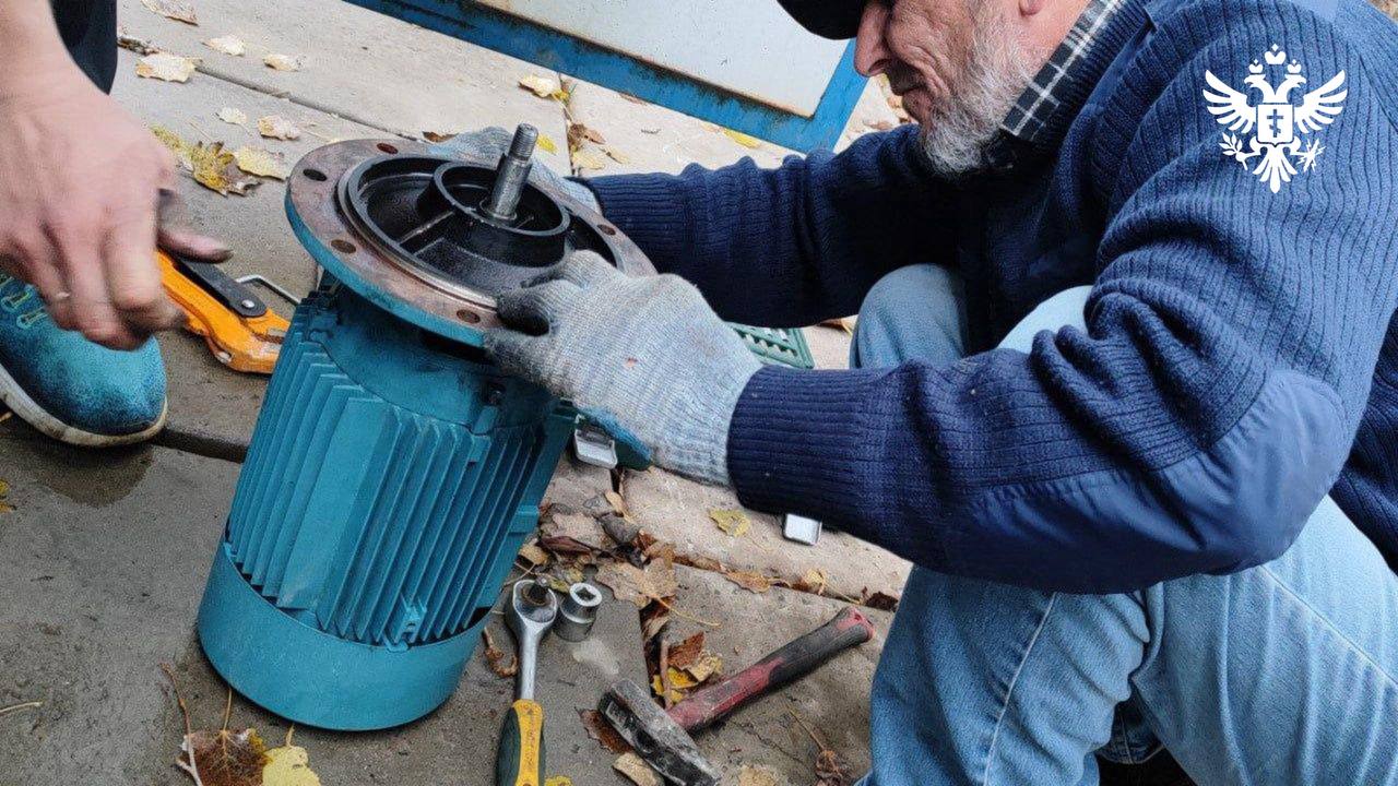 Аварийная бригада из Кабардино Балкарии обеспечивает теплом социальные объекты в Херсонской области Специалисты аварийной бригады из Кабардино Балкарии работают в Скадовском и Голопристанском округах готовя к зиме котельные социальных объектов В рамках шефской поддержки они проводят комплексное обследование тепловых сетей и инженерных коммуникаций Как отметил министр строительства и ЖКХ РФ Ирек Файзуллин общие планы по подготовке к отопительному периоду в новых субъектах уже выполнены на 90 Работа ведется в тесном взаимодействии с местными коммунальными службами