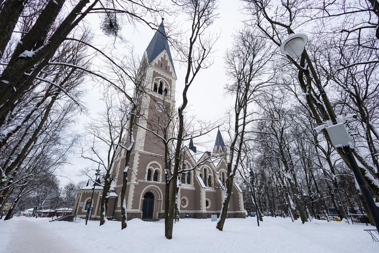 В среду днём в Калининградской области усилится юго восточный ветер ожидаются порывы до 12 15 м с Также в промежутке с 12 00 до 15 00 прогнозируется выпадение сильного снега местами гололед на западе региона Видимость ухудшится до 500 1000 метров Дороги будут скользкими из за гололедицы и образования снежного наката