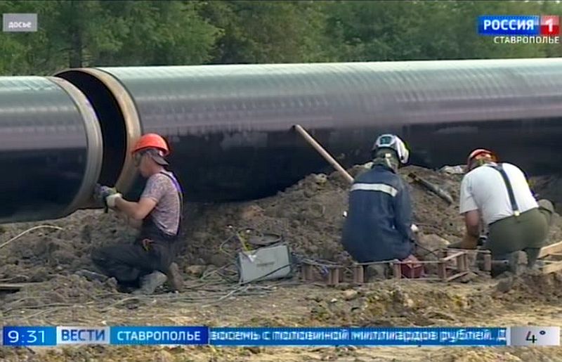 На Ставрополье качеству водоснабжения населения уделяют особое внимание  В 2025 году бесперебойную подачу воды обеспечат еще более чем 200 тысячам ставропольцев. Об этом сообщили в региональном министерстве ЖКХ.  Планируют построить и обновить четыре очистных сооружения в Кочубеевском, Апанасенковском, Ипатовском и Нефтекумском округах.  По поручению губернатора Ставрополья Владимира Владимирова, на весь следующий год из краевой казны на улучшение водоснабжения в целом по краю выделят восемь с половиной миллиардов рублей.  Деньги пойдут, в том числе и на замену ветхих и аварийных водопроводов, ремонт и строительство канализационных и разводящих сетей. Все работы курируют специалисты регионального министерства ЖКХ.