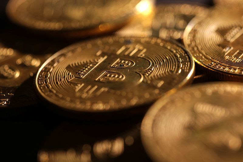 Цена биткоина сегодня: стабильна на уровне $106 тыс. на фоне торговых и налоговых неопределенностей  Биткоин немного снизился в среду, продолжая движение в ограниченном диапазоне, поскольку сохраняющаяся неопределенность относительно торговых соглашений США и влияния масштабного налогового законопроекта продолжает оказывать давление на аппетит к риску. Крупнейшая в мире криптовалюта остается в торговом диапазоне от $103 000 до $108 000, наблюдаемом на протяжении большей части июня, при этом недавние покупки крупного корпоративного держателя Strategy, ранее известного как Microstrategy  NASDAQ:MSTR , мало повлияли на цены. Биткоин упал на 0,6% до $106 321,4 к 09:14 по московскому времени. Хотя монета все еще сохраняет прирост на 3,5% с начала июня, ей трудно выйти за пределы недавнего торгового диапазона.