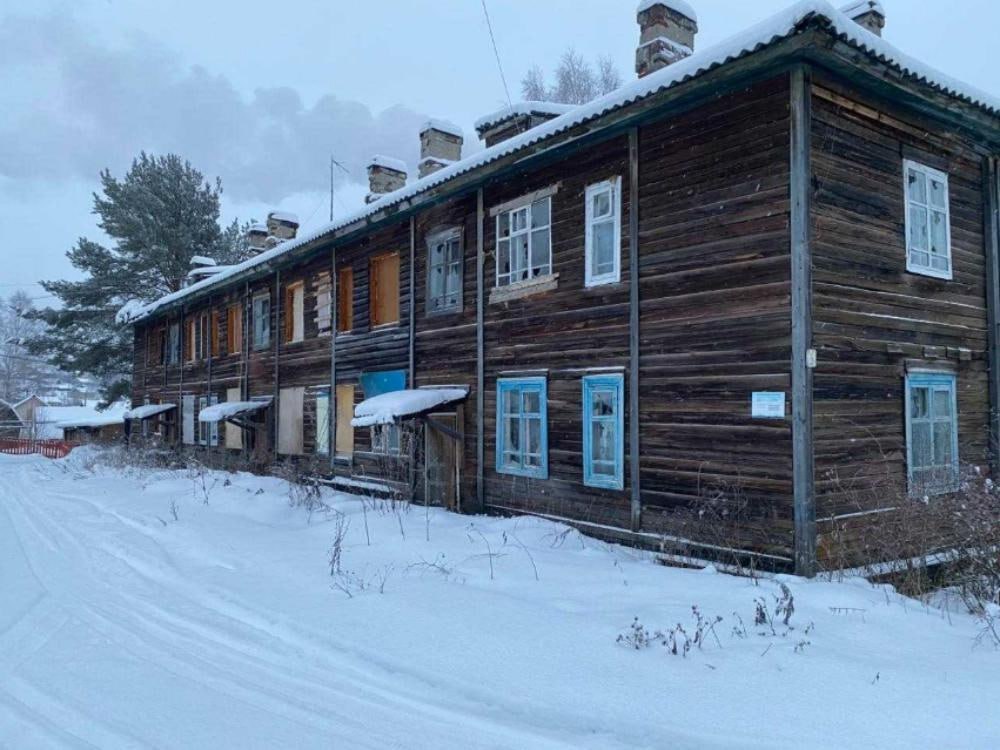 Администрацию Вилегодского округа через суд обязали снести ветхие деревянные бараки По административным искам прокурора Вилегодского района суд обязал органы власти снести расселённые аварийные дома Решениями суда иски удовлетворены на администрацию Вилегодского муниципального округа возложена обязанность до 30 июня 2026 снести дома по адресам 6 флигель 1 на улице Комсомольская и 10 на улице Ленина в селе Ильинско Подомское Указанные многоквартирные дома введенные в эксплуатацию в 1938 и 1972 годах Аварийными их признали в 2013 и 2016 годах полностью расселены в начале прошлого года Пресс служба областной прокуратуры сообщает что муниципалитет до сих пор не огородил заброшки от посторонних лиц Из за этого дома могут специально или случайно подпалить что создаст угрозу для неопределенного круга лиц Фото пресс службы областной прокуратуры