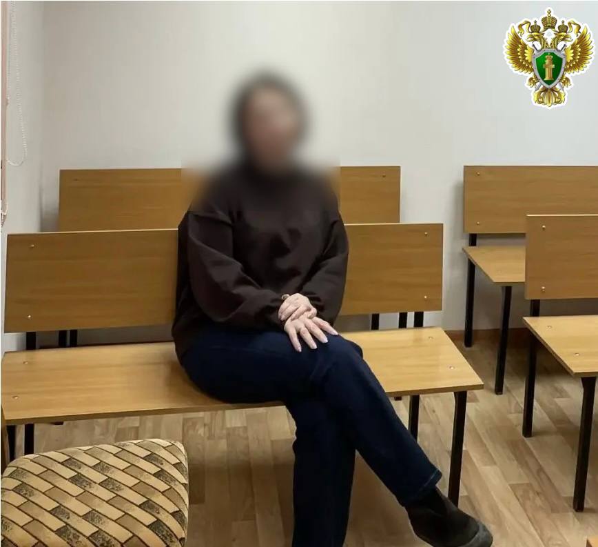 В Устьянах вынесен приговор по уголовному делу о коммерческом подкупе Устьянский районный суд согласился с позицией государственного обвинения и признал генерального директора коммерческой организации виновным по п б ч 3 ст 204 УК РФ коммерческий подкуп Установлено что руководитель одной из коммерческих организаций Устьянского района действуя в интересах представляемой ею компании в период с июля 2021 года по август 2024 года незаконно передала денежные средства в общей сумме 149 тыс рублей должностным лицам саморегулируемой организации Союз профессиональных строителей за заведомо незаконное включение коммерческой организации в члены саморегулируемой организации при отсутствии у общества необходимых по закону специалистов в области строительства Полученные денежные средства являлись коммерческим подкупом и были переданы участникам организованной преступной группы действовавшей продолжительное время по отработанной схеме по которой за денежное вознаграждение ее участники оформляли для компаний заявителей подложные документы о наличии в их штате квалифицированных специалистов обеспечивали прохождение проверок и незаконное включение в реестр членов Союза профессиональных строителей Уголовное дело возбуждено по материалам оперативно розыскной деятельности РУФСБ России по Архангельской области В ходе судебного разбирательства осужденная вину признала в полном объеме Приговором суда ей назначено наказание в виде штрафа в размере 150 тыс рублей