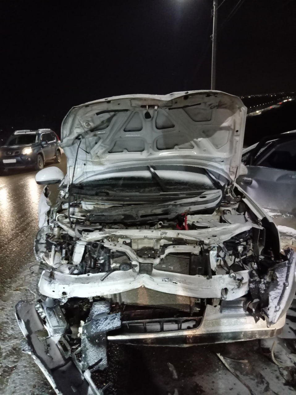 В Воронежской области за сутки зарегистрировано 108 ДТП   Из них в областном центре 78 на федеральных трассах 4 в районах области 26 В 7 ДТП травмы различной степени тяжести получили 9 человек  Накануне в 18 10 час в Семилукском районе на автодороге Обход г Воронеж г Воронеж по предварительным данным водитель автомобиля Ауди А6 46 летний местный житель двигаясь со стороны города Воронежа в направлении села Семилуки выехал на сторону дороги предназначенную для встречного движения где допустил столкновение с движущимся во встречном направлении автомобилем Ниссан Алмера под управлением 57 летней местной жительницы После столкновения автомобиль Ниссан Алмера отбросило в движущийся в попутном направлении автомобиль Митсуби Аутлэндер под управлением 48 летнего жителя областного центра В результате дорожно транспортного происшествия водители автомобилей Ауди А6 и Ниссан Алмера получили телесные повреждения доставлены в медицинское учреждение  По данному факту сотрудниками полиции проводится проверка устанавливаются все обстоятельства и причины произошедшего Полиция Воронежской области Подписаться