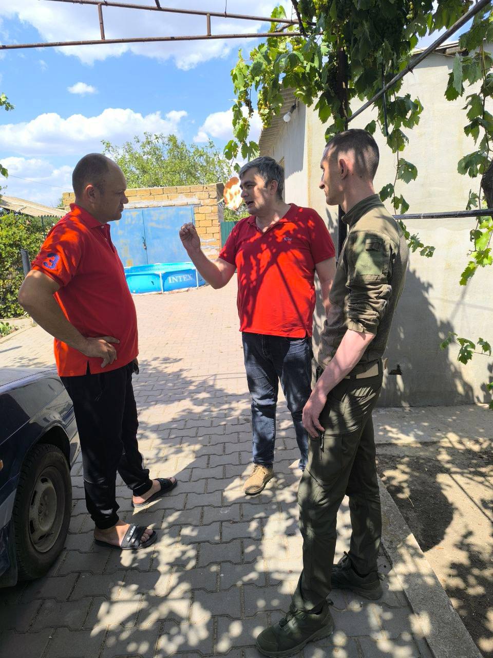 Рейды по выявлению нелегальной занятости в Ивановском муниципальном округе    С 6 по 8 августа 2025 года в Ивановском муниципальном округе прошли активные рейды, направленные на выявление официально нетрудоустроенных лиц в различных сферах хозяйствования. Эта работа — важный шаг к обеспечению социальной стабильности и экономического развития нашего региона.    В ходе проверок были выявлены факты нарушения законодательства, и составлены акты на сельскохозяйственных производителей. Это свидетельствует о внимательном отношении контролирующих органов к соблюдению трудового законодательства.  Рейды проводились сотрудниками отдела экономики администрации округа в сотрудничестве с Управлением ФНС России по Херсонской области и представителями МВД.     По итогам мероприятий товаропроизводители выразили готовность официально трудоустроить порядка 24 человек. Это обозначает, что усилия по борьбе с нелегальной занятостью приносят реальные результаты!  Администрация округа, МВД и УФНС подчеркнули необходимость продолжения совместной работы по выявлению и пресечению фактов нелегальной занятости. Особое внимание уделяется разъяснению аграриям преимуществ официального трудоустройства: социальные гарантии для работников и отсутствие рисков привлечения к административной ответственности.